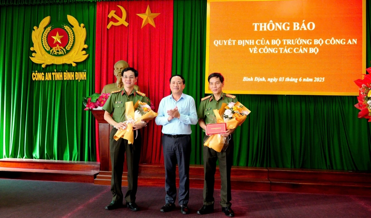 Đại tá Ngô Cự Vinh, Phó Giám đốc Công an tỉnh Bình Định (bên trái) phụ trách Công an tỉnh từ ngày 1/6.