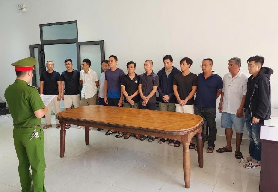 Cơ quan công an tống đạt các quyết định khởi tố và bắt tạm giam 12 đối tượng trong đường dây cá độ 2.000 tỷ đồng.