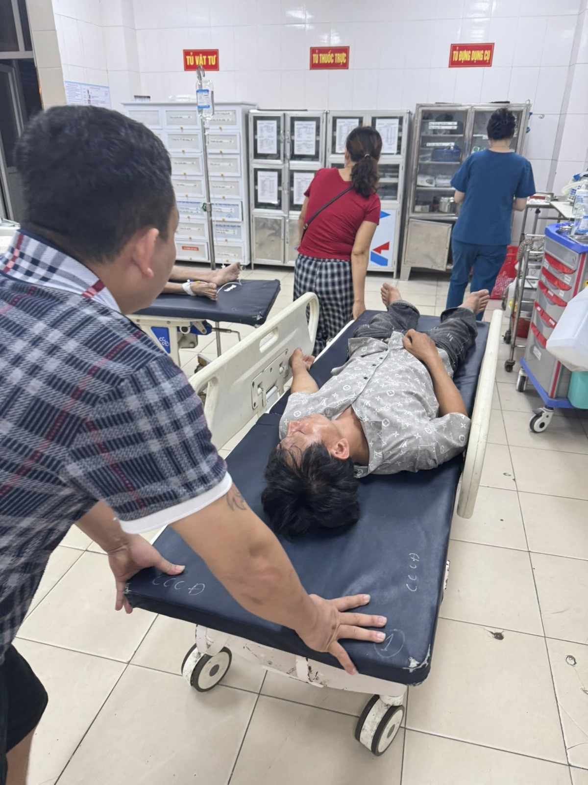 Nạn nhân T.V.H. phải nhập viện điều trị ngay trong đêm.