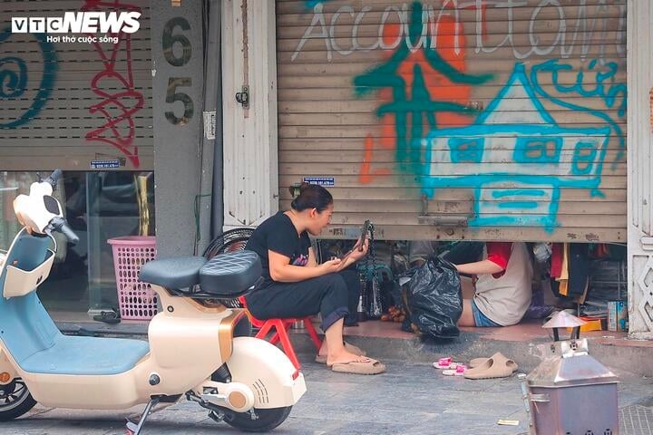 Khách vất vả khom lưng, luồn cúi để vào trong mua đồ.