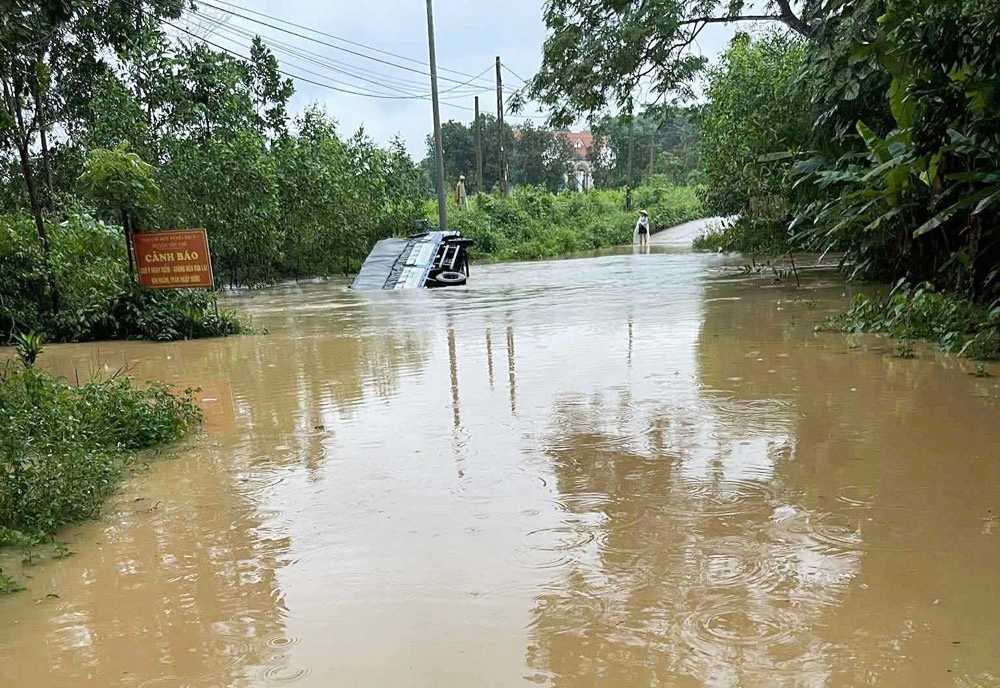 Một phương tiện vận tải bị gặp nạn khi di chuyển qua địa bàn xã Xuân Lương (Yên Thế)