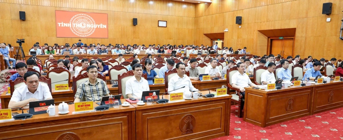 Bí thư Tỉnh ủy Thái Nguyên Trịnh Việt Hùng cùng lãnh đạo tỉnh tham dự hội nghị trực tuyến.