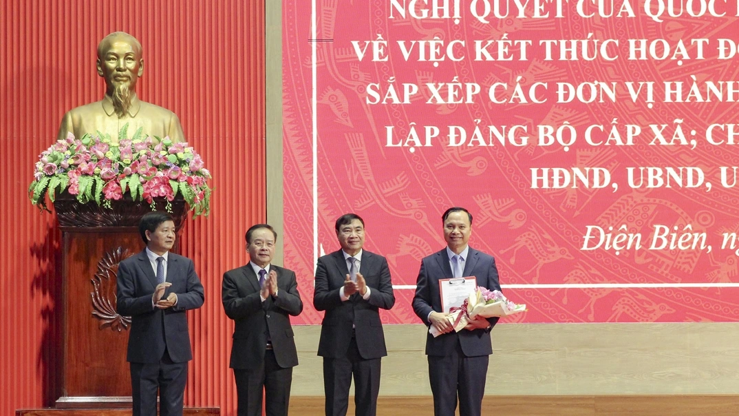 Lãnh đạo tỉnh Điện Biên trao quyết định thành lập cho xã Mường Nhé.