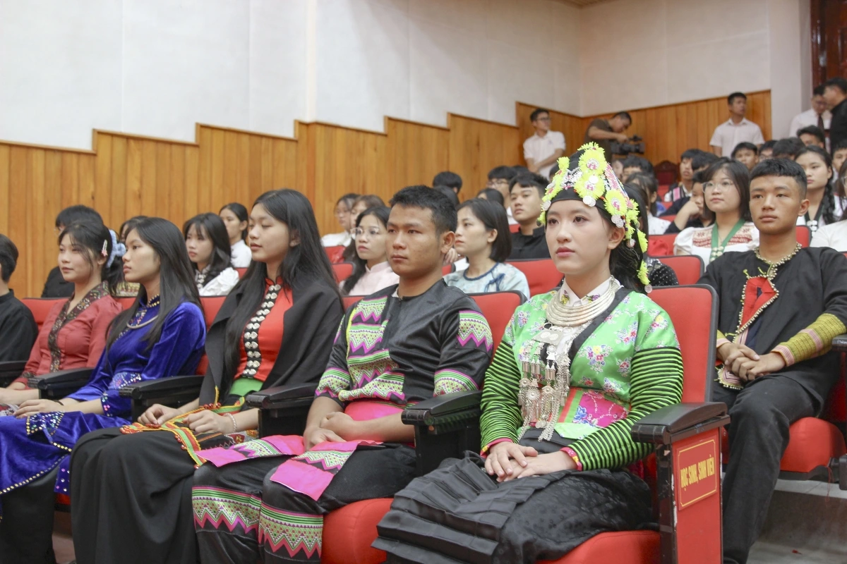 Sự kiện có sự tham gia của đông đảo nhân dân, cán bộ, chiến sĩ lực lượng vũ trang trên địa bàn.
