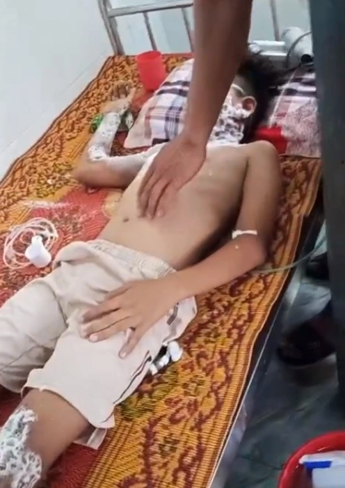 Một trong ba học sinh được sơ cứu ban đầu.