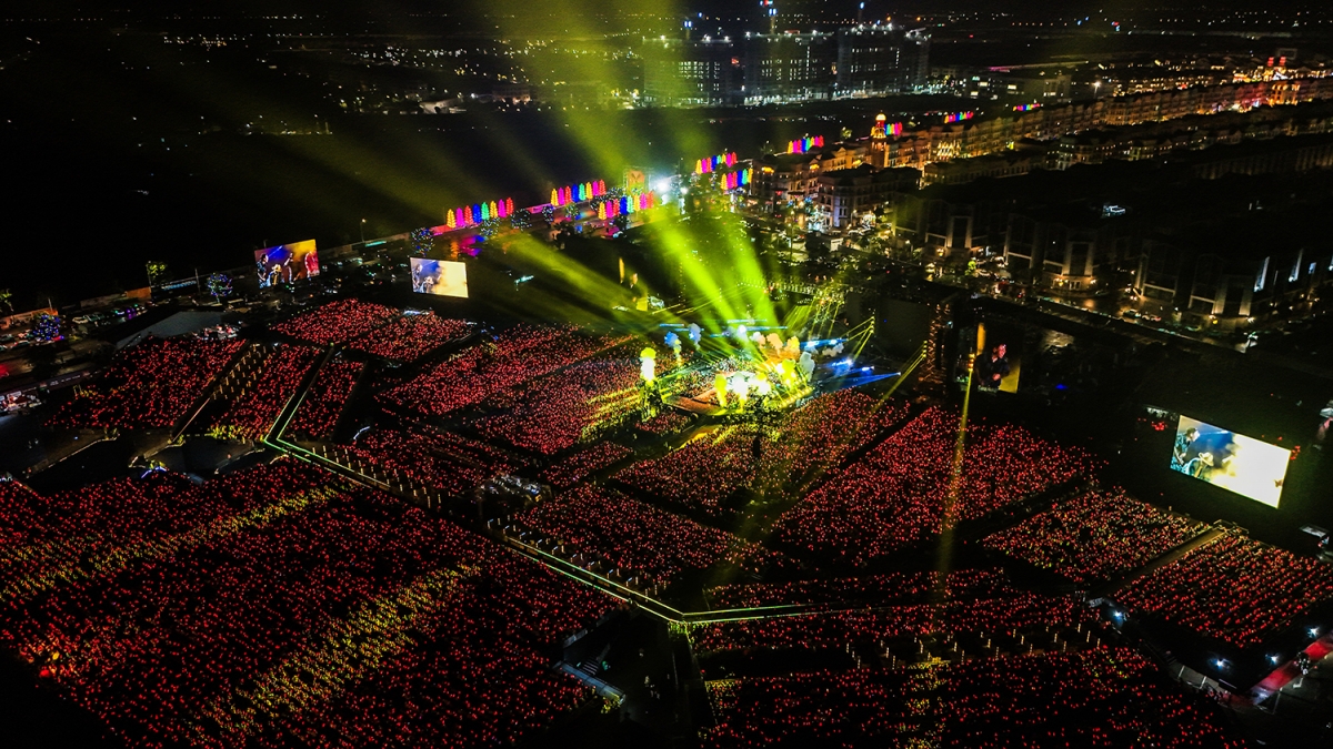 Hàng chục nghìn khán giả đội mưa trong đêm concert thứ 6 của Anh trai vượt ngàn chông gai