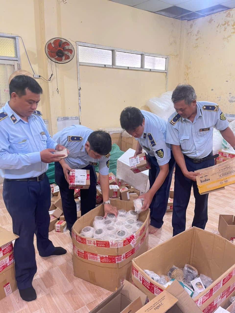 Đoàn kiểm tra phát hiện tại hộ kinh doanh có lưu giữ những dụng cụ, sản phẩm có dấu hiệu dùng để pha chế, đóng gói mỹ phẩm