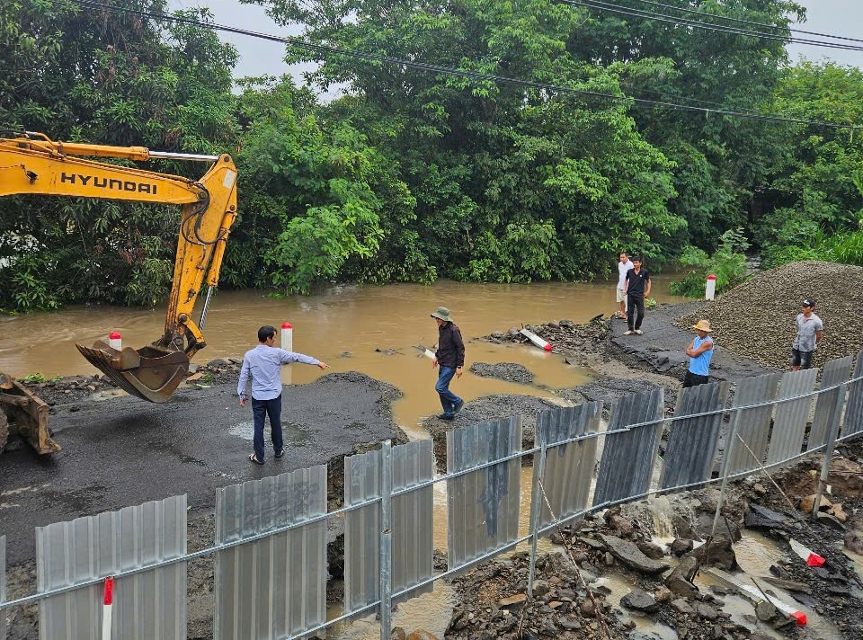 Đoạn Quốc lộ 15 qua huyện Phú Thiện- Gia Lai bị ngập, và xói lở do lũ. (ảnh: Sở Xây dựng Gia Lai)