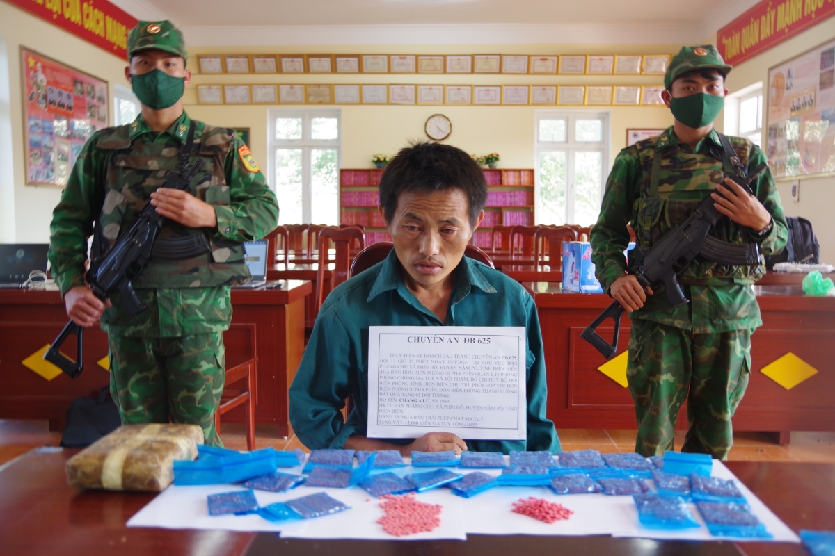 Đối tượng Cháng A Lử cùng tang vật.