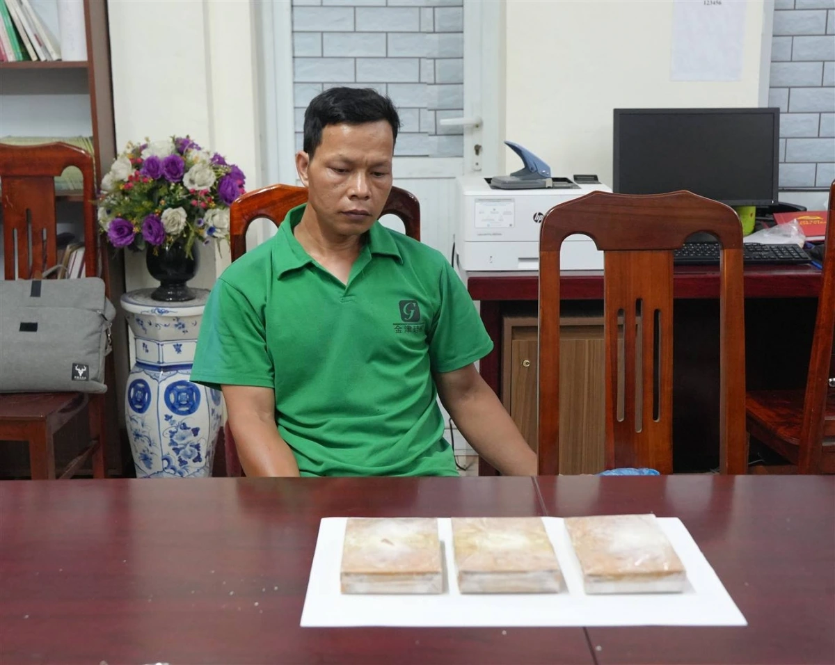 Đối tượng Lưu Văn Ánh cùng tang vật là 3 bánh heroin, tổng trọng lượng 994,18 gram. (Ảnh: Công an Cao Bằng cung cấp)
