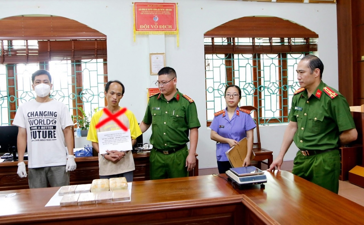 Đối tượng Sùng A Sỉnh cùng tang vật phạm tội tại cơ quan công an