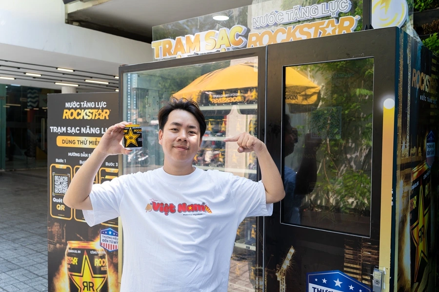 Bạn trẻ ghé Trạm sạc Rockstar khi đang trên đường đi cổ vũ Lễ diễu binh 30/4