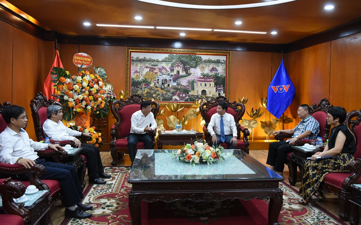 Đoàn Học viện Báo chí và Tuyên truyền do  PGS.TS Phạm Minh Sơn, Giám đốc Học viện dẫn đầu, tới thăm và chúc mừng VOV nhân dịp kỷ niệm 100 năm báo chí cách mạng Việt Nam.