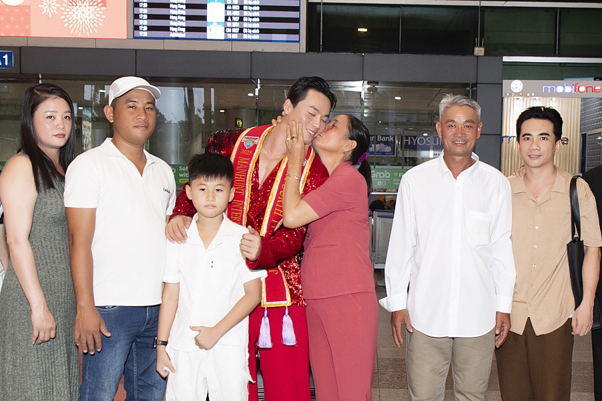 Vũ Linh về nước sau khi đoạt Á vương 4 tại Manhunt International 2025. Mẹ của anh khóc khi đón con trai tại sân bay Tân Sơn Nhất, TPHCM