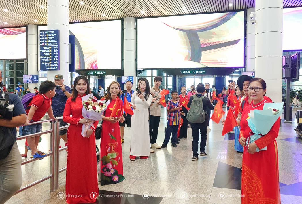 ĐT Việt Nam nhận được sự chào đón nồng nhiệt từ cổ động viên khi đặt chân tới Malaysia. (Ảnh: VFF)