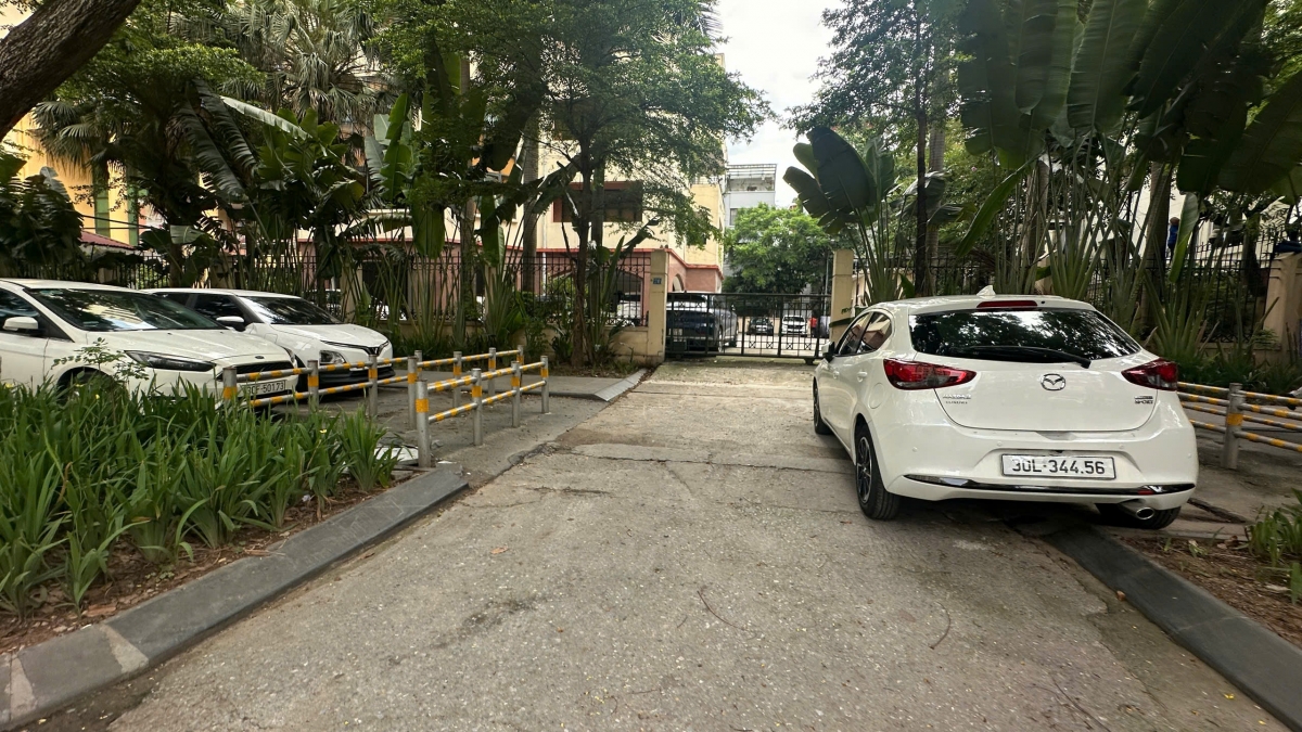 Theo người dân bãi trông giữ xe này không biết phục vụ đơn vị, tổ chức, cá nhân nào nhưng việc biến đường dành riêng cho người thành đặc quyền riêng là điều khó có thể chấp nhận.