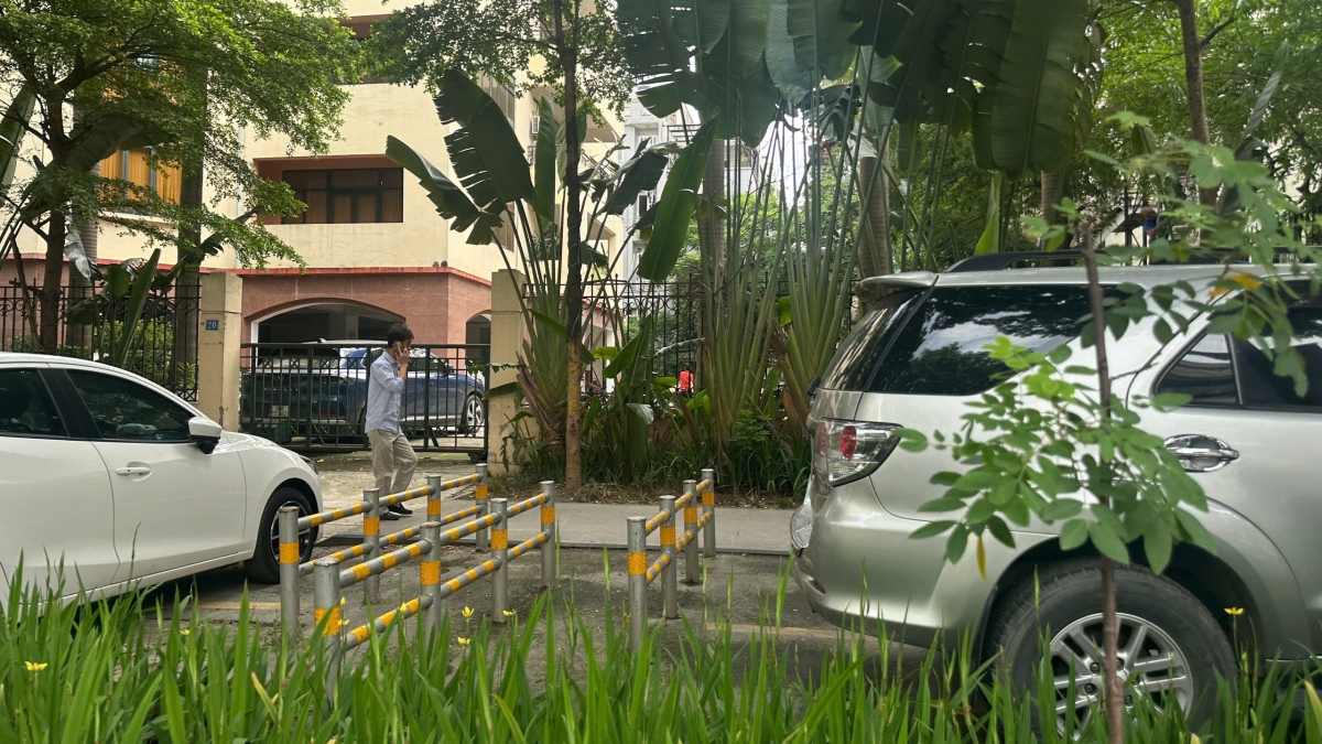 Thực tế dù có rào chắn, ngăn chặn các phương tiện cơ giới ra vào, nơi đây lại trở thành bãi đỗ xe.