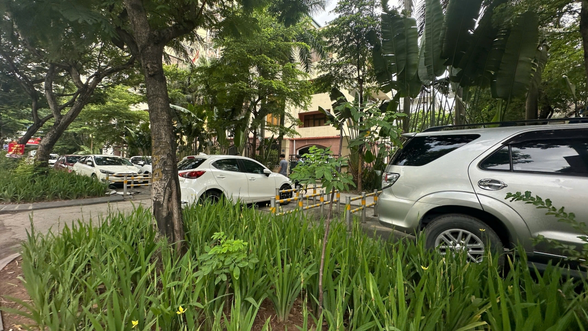 Dựng rào chắn, xây dải bồn hoa trên vỉa hè ở Hà Nội được sử dụng nhằm ngăn chặn việc đỗ xe trái phép, đặc biệt là xe máy và ô tô, giúp bảo vệ không gian đi bộ cho người dân. Thế nhưng khu vực ở đây vẫn tồn tại bãi xe đi ngược lại lợi ích cộng đồng.