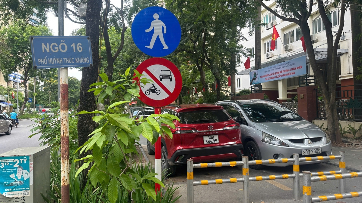Ghi nhận của phóng viên, dù được thiết kế dành riêng cho người đi bộ lắp barie chắn, biển báo cấm ô tô xe máy thế nhưng nơi khu vực này trở thành bãi đỗ xe
