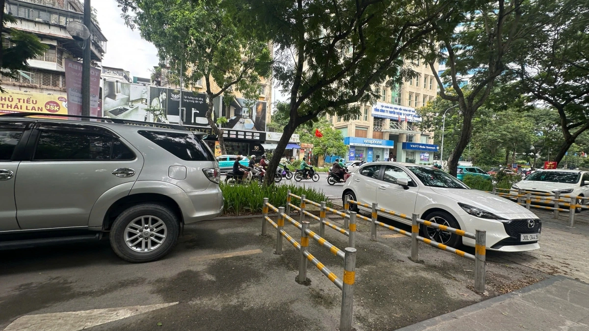 Hằng ngày hàng loạt xe ô tô vẫn leo vỉa hè vượt qua rào chắn dừng đỗ.