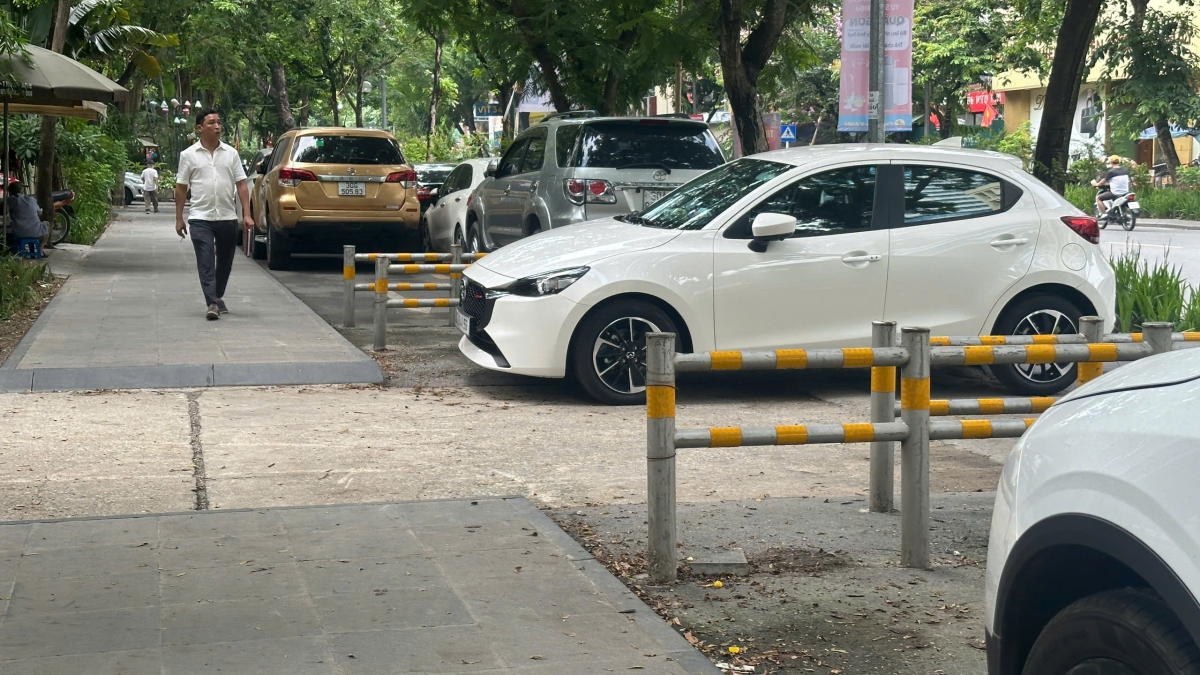 Anh Hoàng Tuấn- một người dân sinh sống trên địa bàn phường Thành Công cho biết: "Chúng tôi đề nghị chính quyền cần có biện pháp xử lý tình trạng lộn xộn mất an toàn giao thông, ô tô ra vào lộn xộn trên vỉa hè như hiện nay".