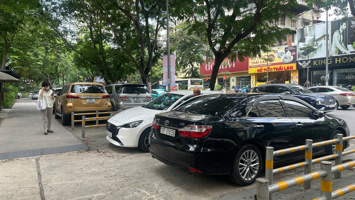 Hàng loạt ô tô đỗ lộn xộn đầu đuôi.