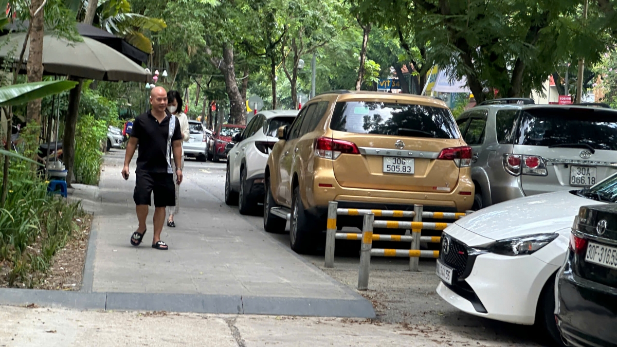 Tại bãi xe này có nhân viên hàng ngày trông giữ phương tiện đánh xe ra cho khách.
