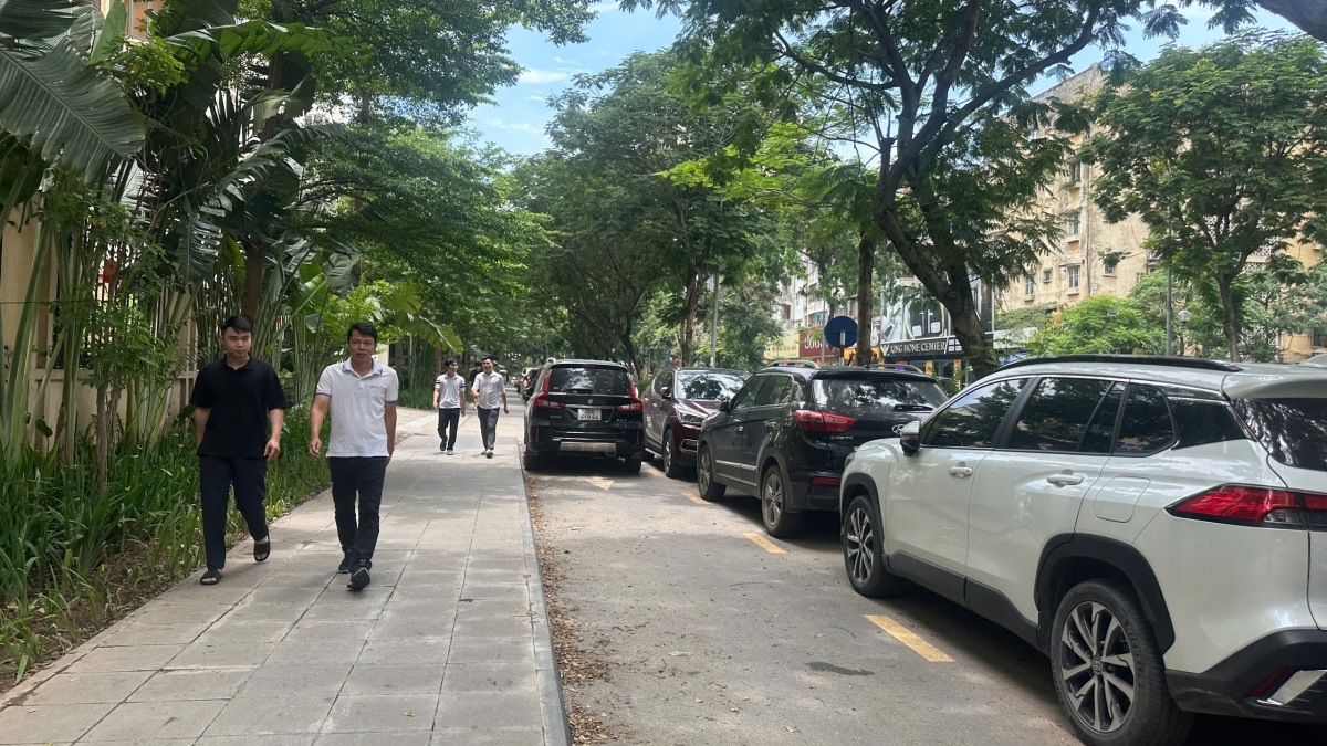 Trên tuyến đường Huỳnh Thúc Kháng (đoạn từ ngõ 16-18) có một phần đường thiết kế dành riêng cho người đi bộ. Tuy nhiên, từ lâu vỉa hè khu vực này trở thành bãi đỗ xe ô tô.
