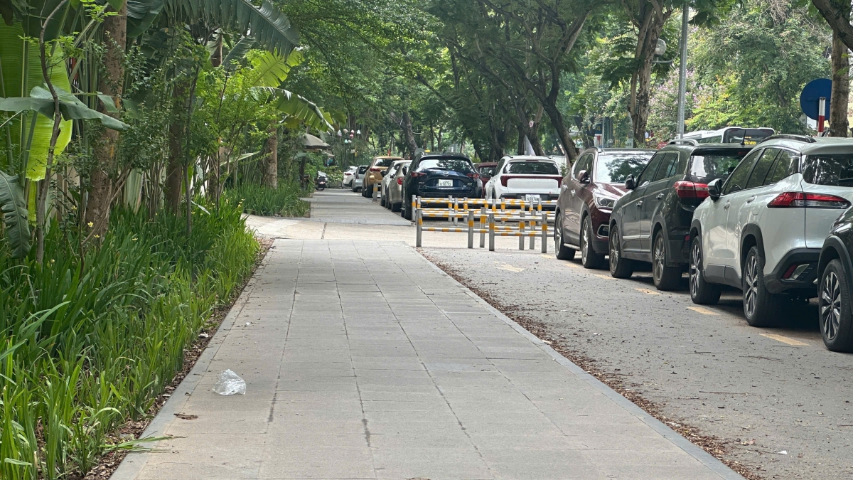 Theo người dân việc biến vỉa hè để làm nơi đỗ xe ô tô gây ảnh hưởng nghiêm trọng đến quyền lợi và sự an toàn của người đi bộ.