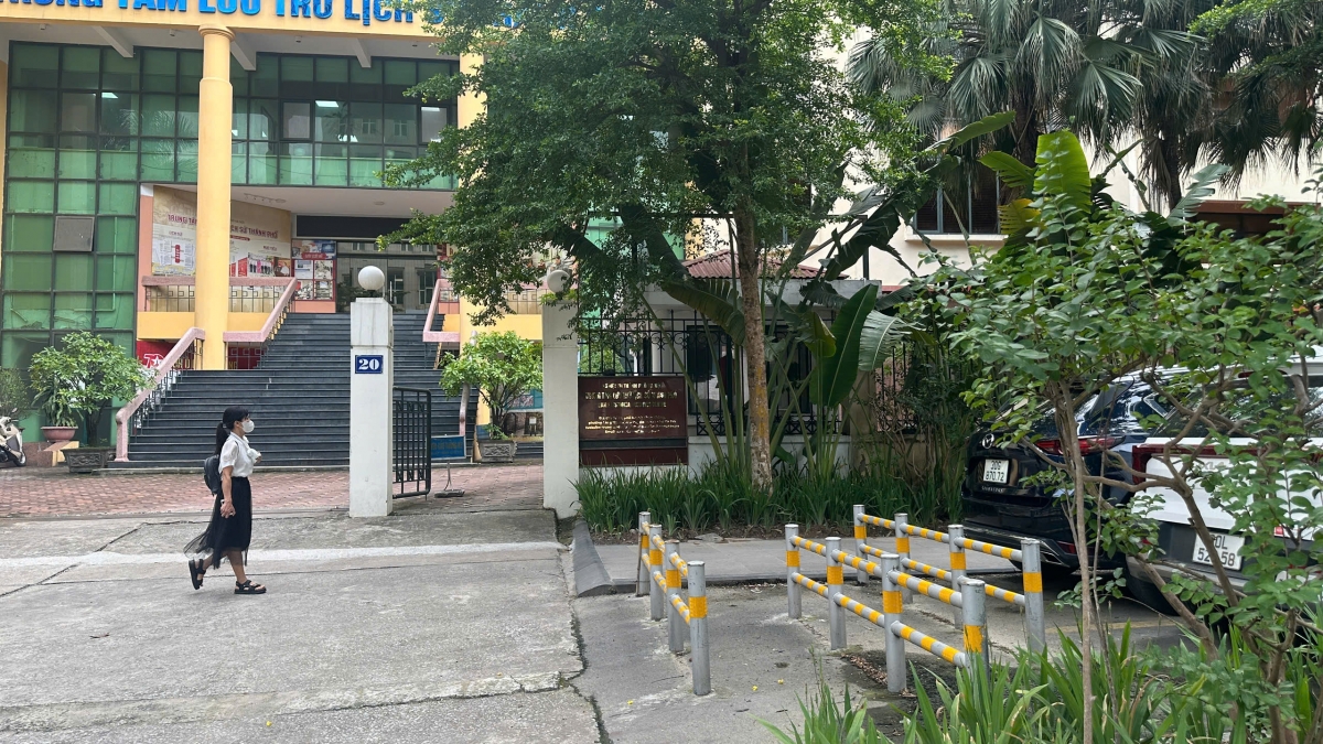Đoạn vỉa hè này có nhiều cơ quan công sở của thành phố Hà Nội.
