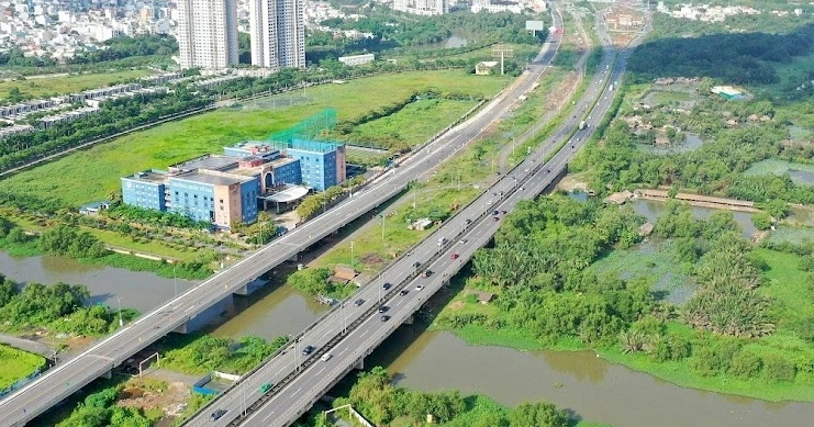 Từ 7/6, các phương tiện xe máy không được đi trên đường dẫn cao tốc mà sẽ đi trên đường song hành