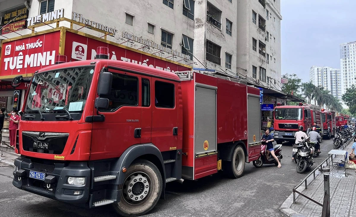 Cảnh sát đến hiện trường dập lửa