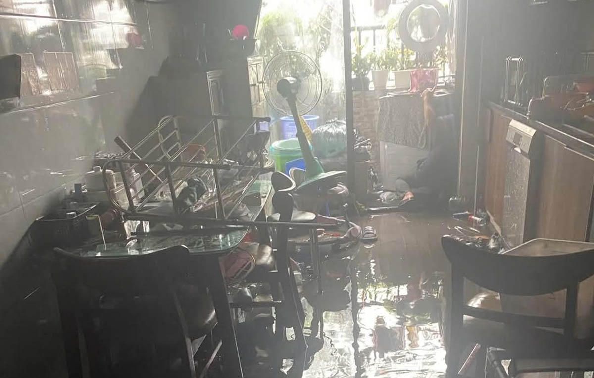 Cảnh sát đến hiện trường dập lửa