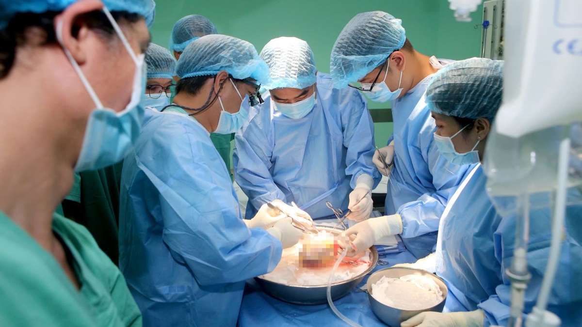 E kíp bác sĩ Bệnh viện Trung ương Huế thực hiện ghép tạng cho bệnh nhân
