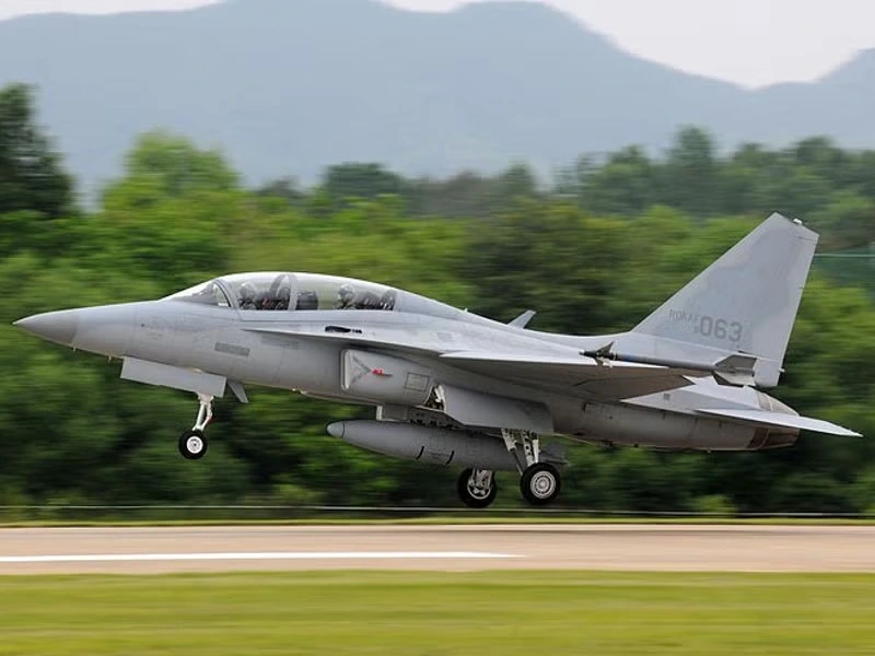 FA-50 là phiên bản chiến đấu cơ hạng nhẹ đa nhiệm hai chỗ ngồi của dòng máy bay huấn luyện T-50. Ảnh: ROKAF