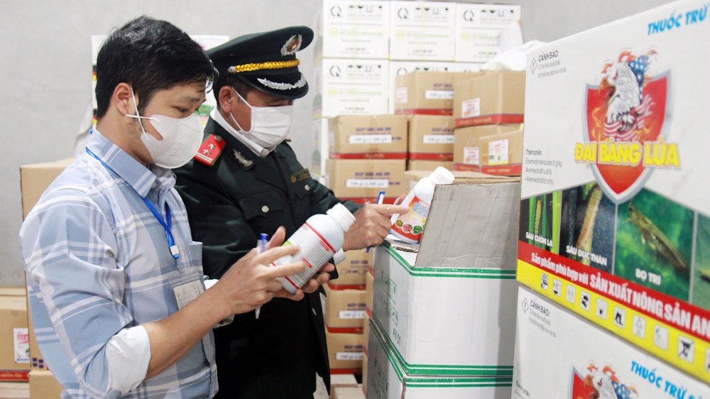 Thanh tra Sở NN&MT Bắc Giang kiểm tra hoạt động kinh doanh vật tư nông nghiệp - Ảnh: Báo Bắc Giang
