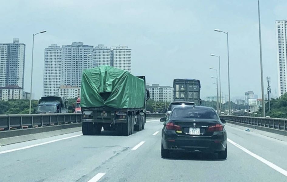 Tình trạng các xe tải trọng lớn, đi chậm lưu thông trên làn bên trái dành cho xe đi nhanh trên cao tốc diễn ra phổ biến. Ảnh minh họa: Antoangiaothong.gov.vn
