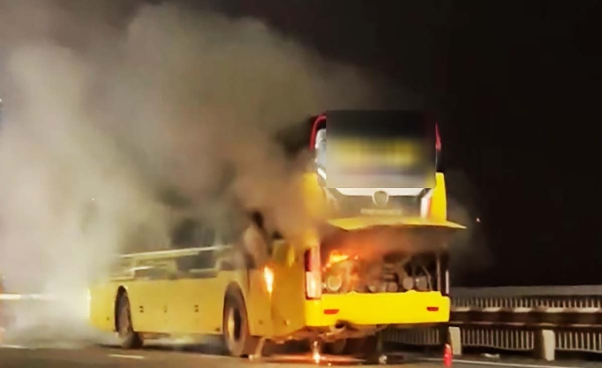 Ô tô bốc cháy dữ dội trong đêm