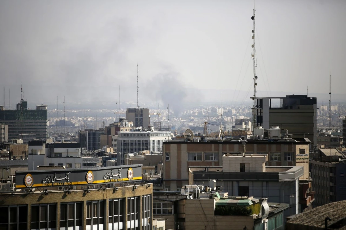 Khói bốc lên sau một cuộc tấn công của Israel vào Tehran. Ảnh: Anadolu