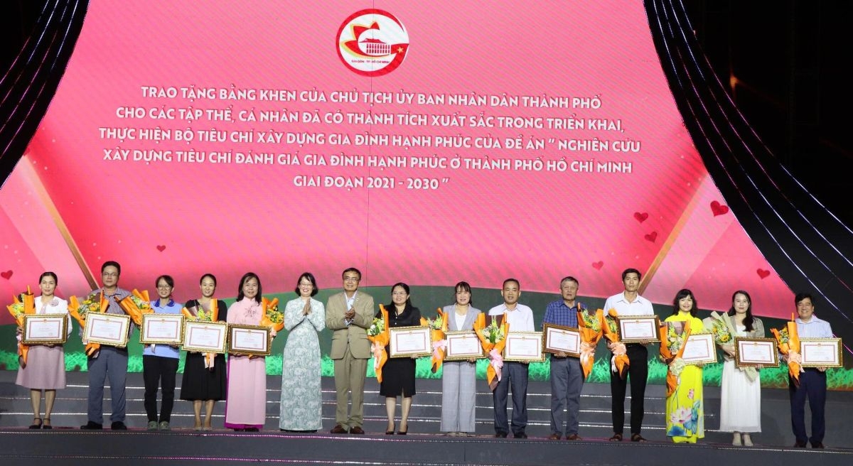 Trao Bằng khen của Chủ tịch UBND TP.HCM cho các tập thể và cá nhân có thành tích xuất sắc