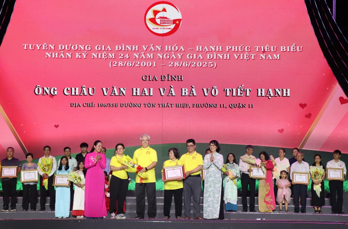 Lãnh đạo TP.HCM tuyên dương các "Gia đình văn hóa - Hạnh phúc tiêu biểu" 2025