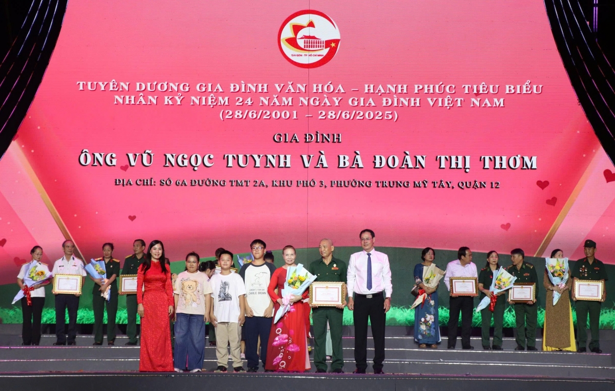 Lãnh đạo Ủy ban MTTQ TP.HCM trao tặng Bằng khen cho các gia đình