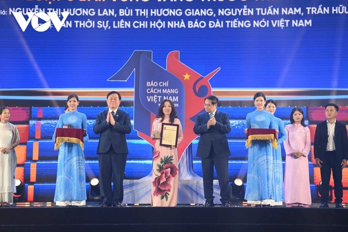 Thủ tướng Phạm Minh Chính trao giải cho các tác phẩm đoạt giải A