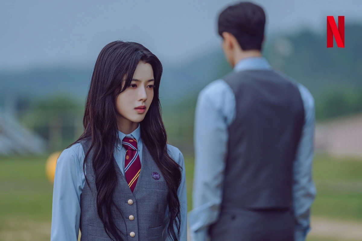 Roh Jeong Eui trong vai Jung Jae Yi (Hierarchy): Ít nói nhưng đầy sức nặng, Jung Jae Yi là nhân vật để lại ấn tượng bởi sự điềm tĩnh và tinh tế. Roh Jeong Eui thể hiện một thừa kế trẻ tuổi với ánh mắt lạnh lùng, nét mặt khó đoán nhưng luôn là trung tâm của mọi chuyển động trong phim – quyền lực mà không cần phô trương.