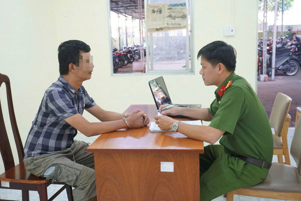 Cơ quan Cảnh sát điều tra Công an TP.HCM lấy lời khai Trần Như Phước. (Ảnh: CACC)