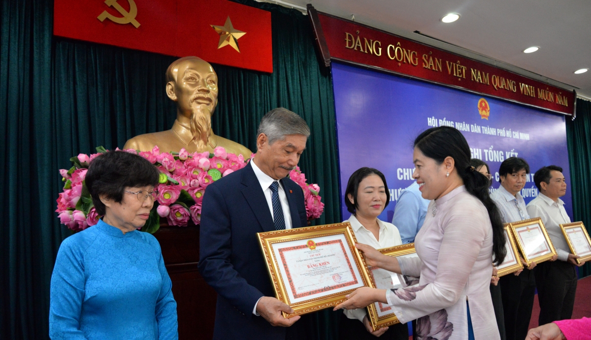 Cử tri Trần Việt Trung nhận Bằng khen của UBND TP.HCM