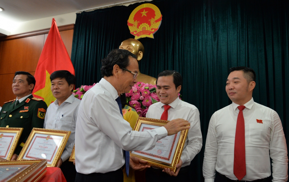 Ông Nguyễn Văn Nên trao bằng khen cho các tập thể (ảnh Như Ý)