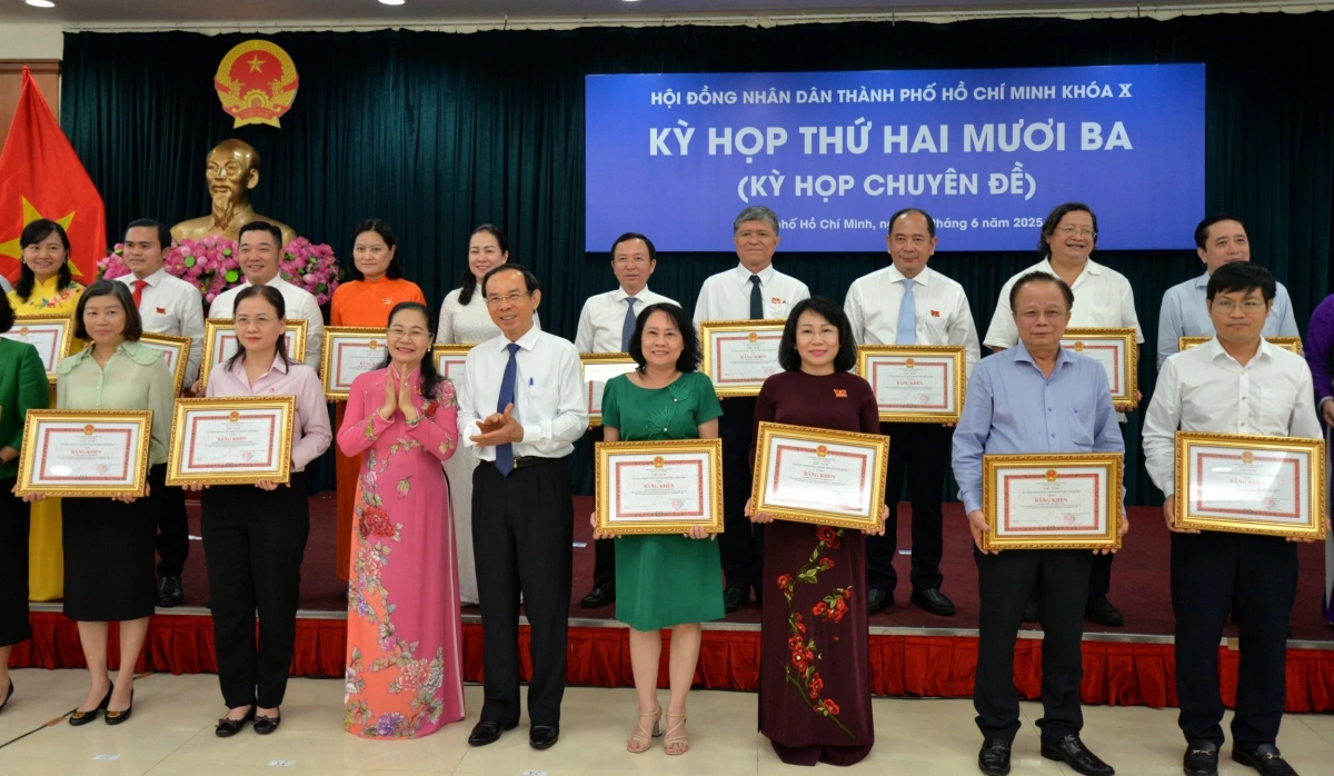 Bí thư Thành ủy Nguyễn Văn Nên và Chủ tịch HĐND TPHCM Nguyễn Thị Lệ trao bằng khen cho các tập thể (ảnh Như Ý)
