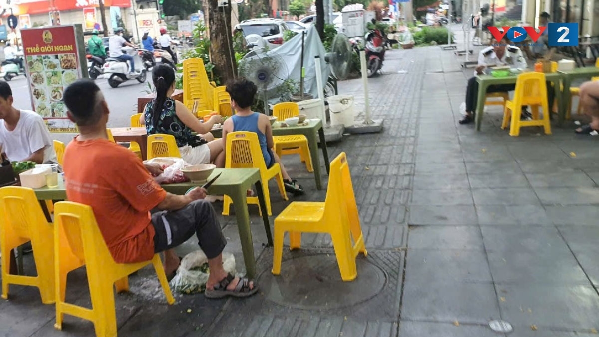 Lối đi dành cho người khiếm thị trên hè phố bị chiếm dụng làm hàng quán