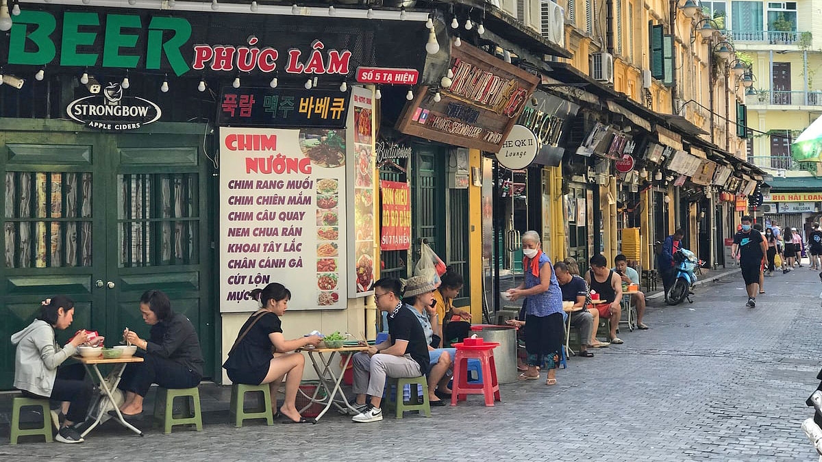 Theo Agoda, phố cổ Hà Nội là một mê cung những con phố hẹp tràn ngập lịch sử và văn hóa.